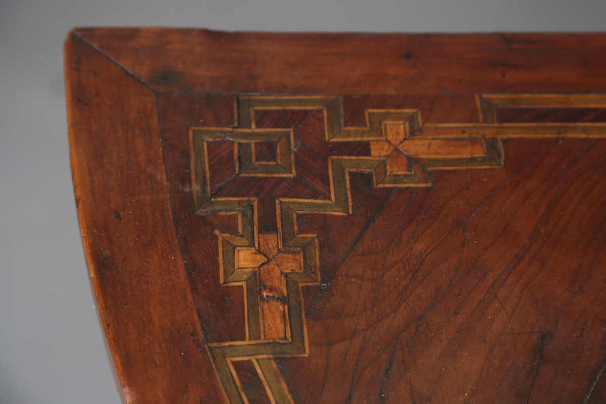 An early 18th century Italian yew and walnut three-drawer serpentine fronted commode with - Image 21 of 23