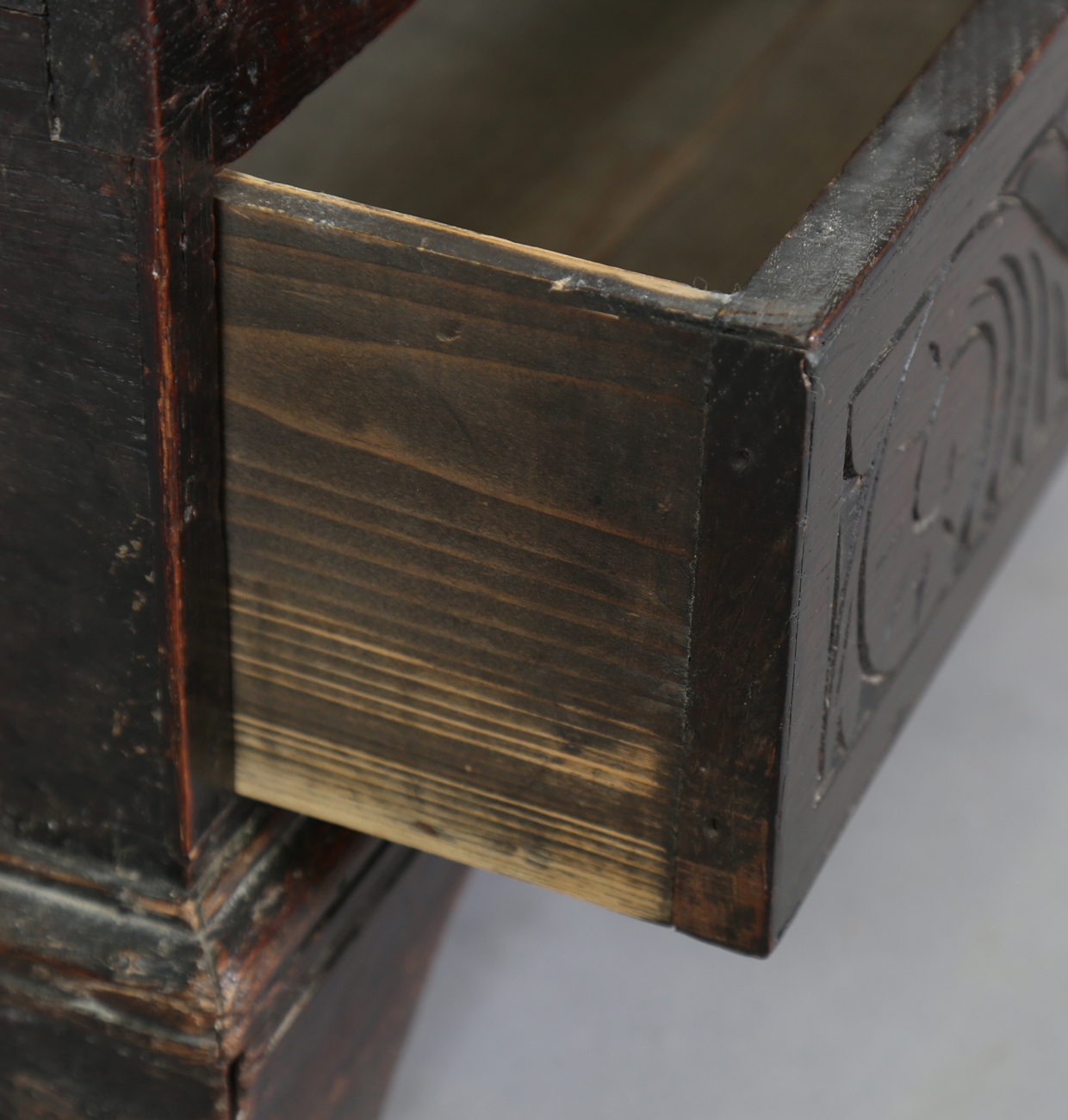 A 19th century oak mule chest, the hinged lid above a carved front, fitted with two drawers, - Bild 8 aus 12