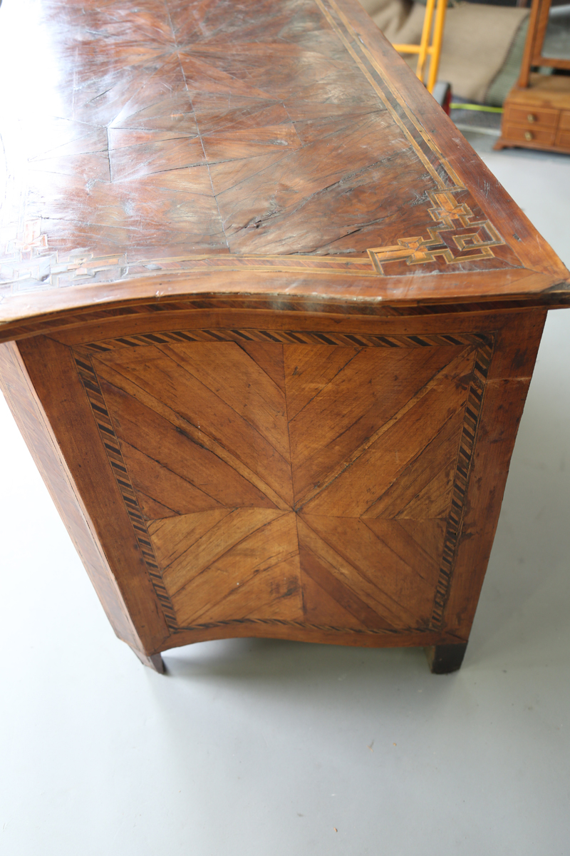 An early 18th century Italian yew and walnut three-drawer serpentine fronted commode with - Image 3 of 23