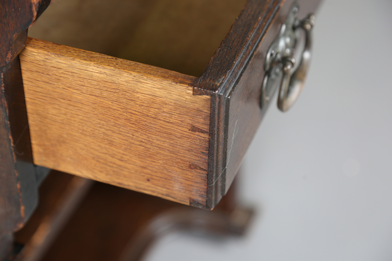 An early 20th century Arts and Crafts oak bureau bookcase, in the manner of Liberty & Co, height - Bild 8 aus 9