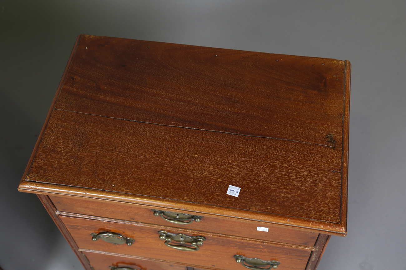 A 20th century George III style mahogany chest of four drawers, height 71cm, width 65cm, depth 44cm, - Bild 10 aus 15