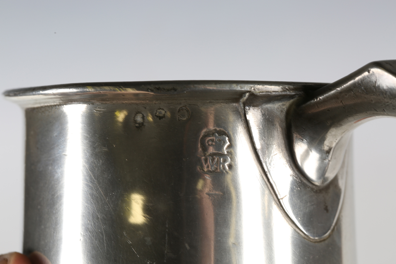 A group of 18th and 19th century pewter, including a platter, length 36cm, an 18th century tankard - Bild 3 aus 8