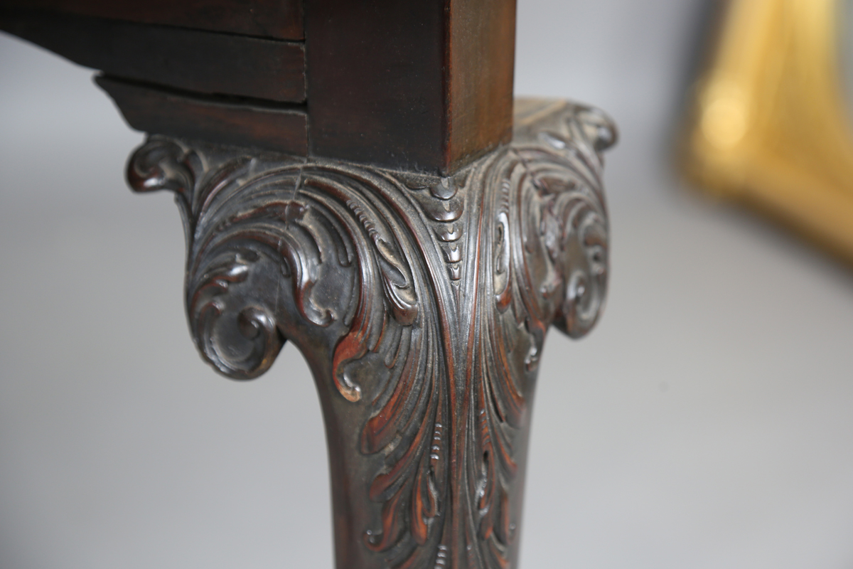 A George III Irish mahogany oval drop-flap dining table, the cabriole legs finely carved with - Bild 12 aus 20