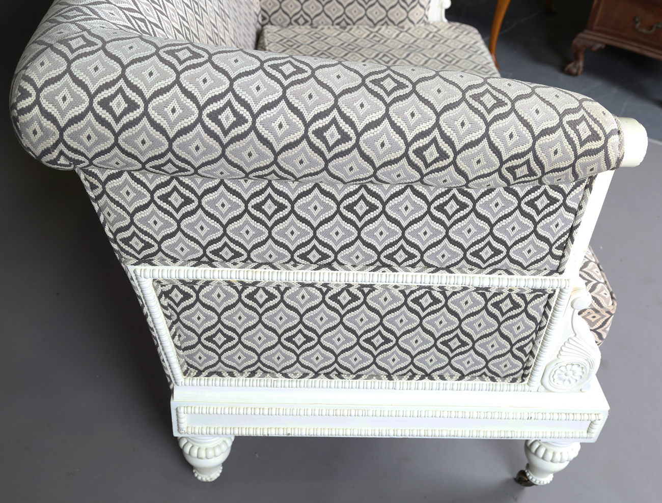 A modern Julian Chichester Regency style white painted showframe two-seat settee, the frame carved - Bild 3 aus 8