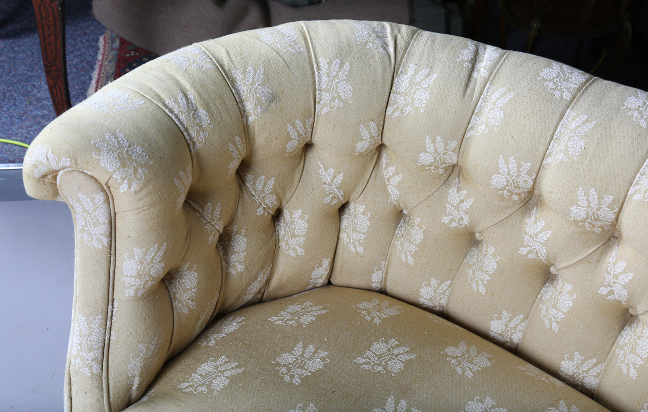 A late Victorian buttoned tub back settee, upholstered in patterned yellow fabric, on turned legs - Bild 7 aus 7