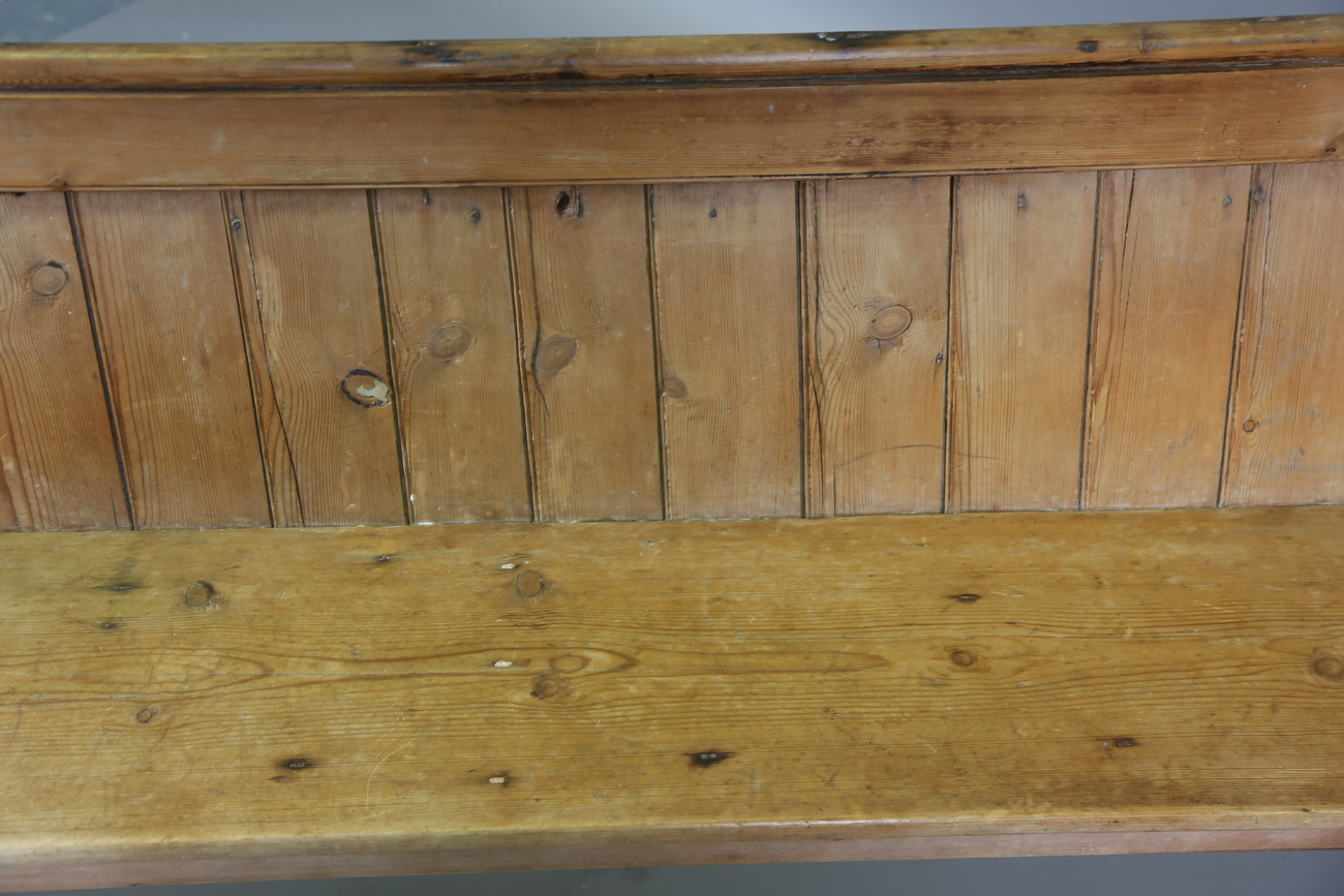 A 19th century pine pew with arched ends, height 89cm, width 186cm, depth 38cm.Buyer’s Premium 29.4% - Bild 10 aus 13