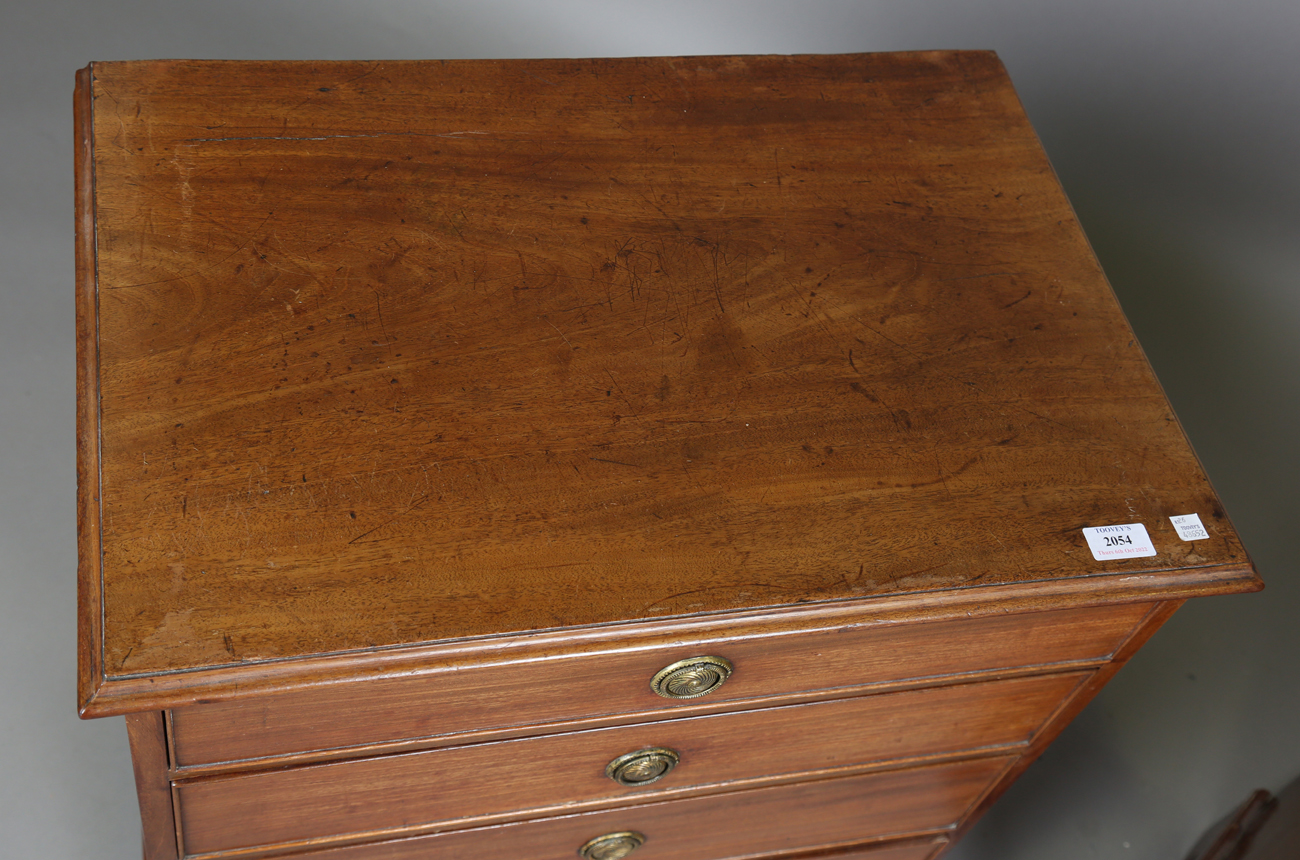 A 20th century George III style mahogany chest of four drawers, height 71cm, width 65cm, depth 44cm, - Bild 15 aus 15