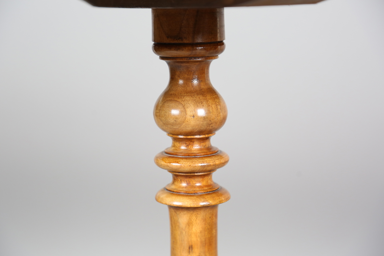 A late Victorian walnut oval games occasional table, the top inlaid with a chessboard, on a carved - Bild 4 aus 6