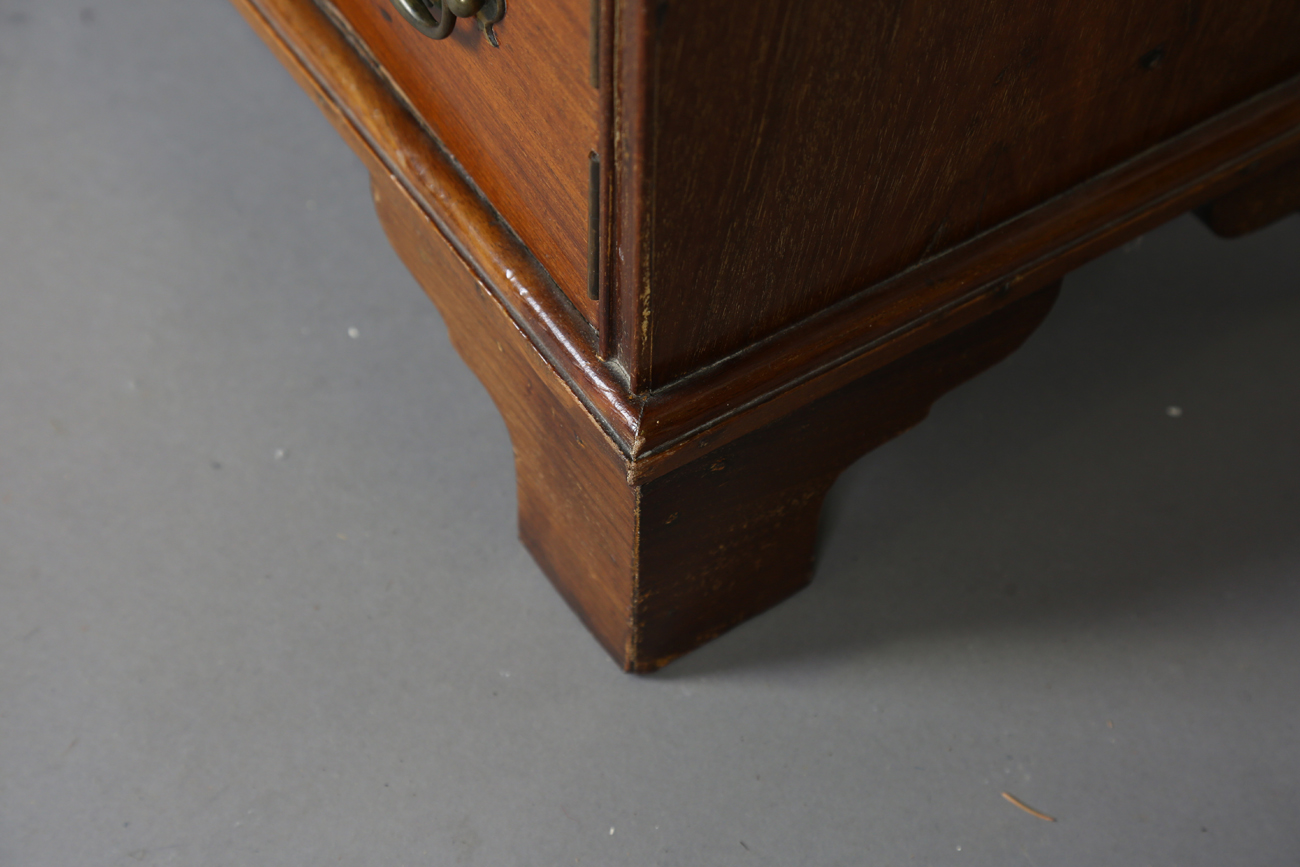 A 20th century George III style mahogany chest of four drawers, height 71cm, width 65cm, depth 44cm, - Bild 7 aus 15