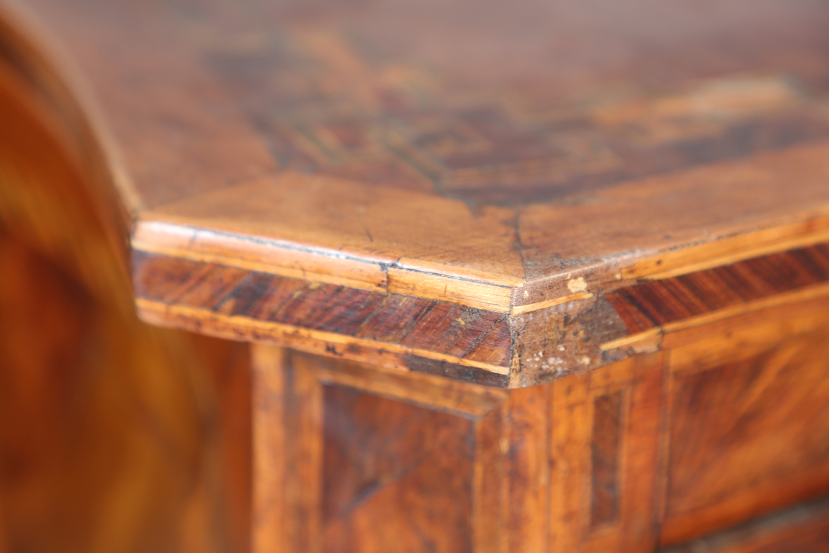 An early 18th century Italian yew and walnut three-drawer serpentine fronted commode with - Image 14 of 23