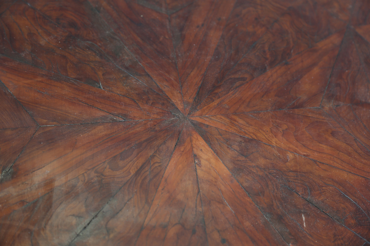 An early 18th century Italian yew and walnut three-drawer serpentine fronted commode with - Image 19 of 23