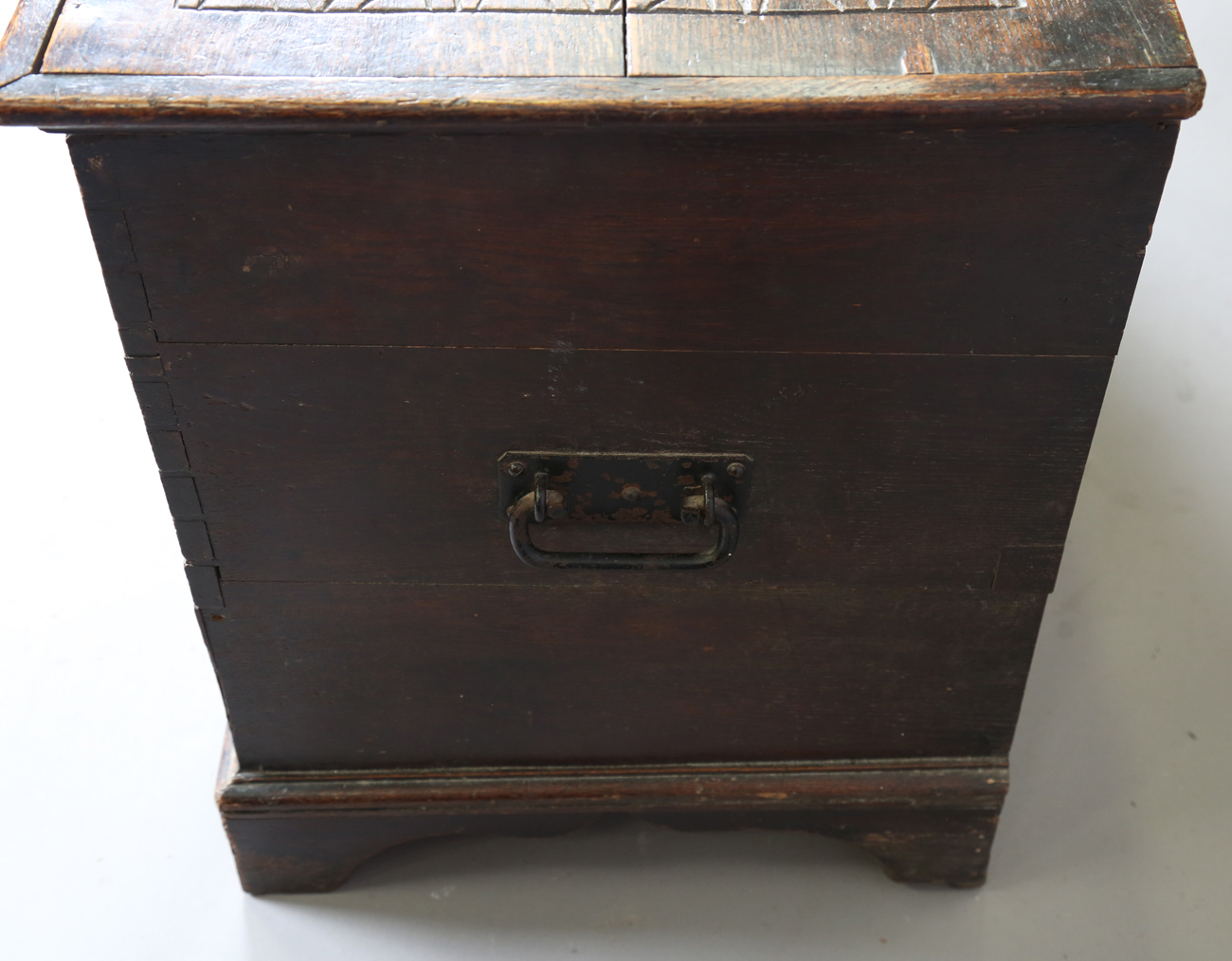 A 19th century oak mule chest, the hinged lid above a carved front, fitted with two drawers, - Bild 2 aus 12