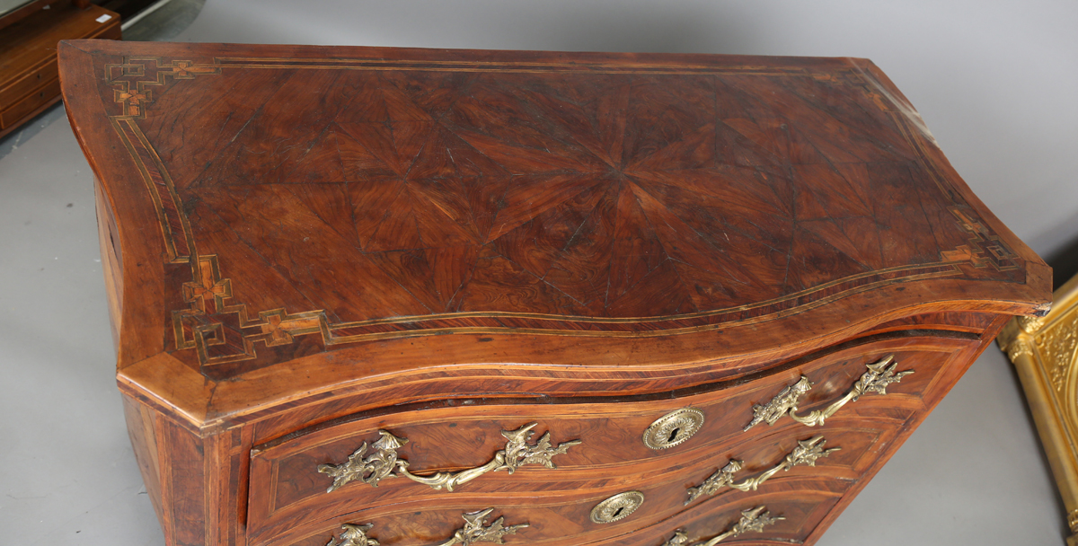 An early 18th century Italian yew and walnut three-drawer serpentine fronted commode with - Image 23 of 23