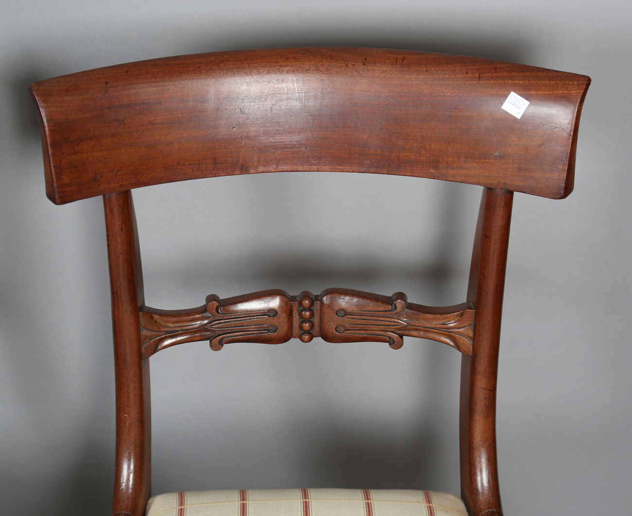 A set of six Regency mahogany bar back dining chairs with finely carved tulip cusp centre rails - Bild 9 aus 9