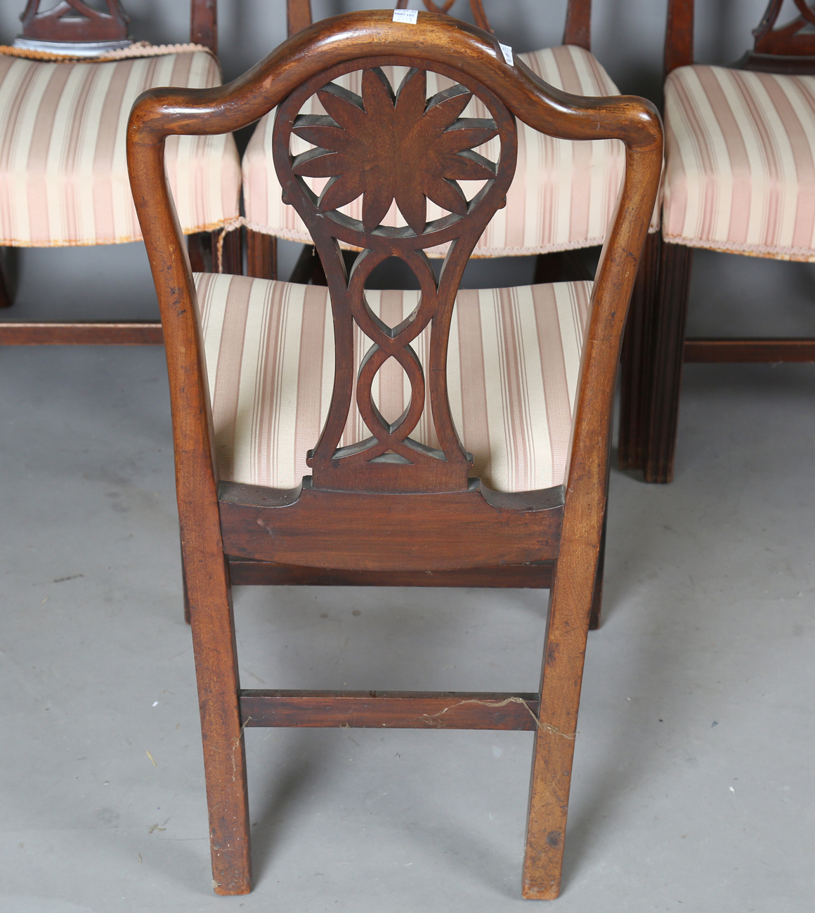 A set of four George III style mahogany dining chairs, the arched backs above pierced splats - Bild 2 aus 7