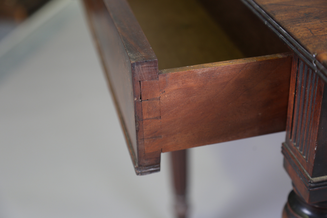 A William IV mahogany Pembroke table, in the manner of Gillows of Lancaster, fitted with opposing - Bild 5 aus 9