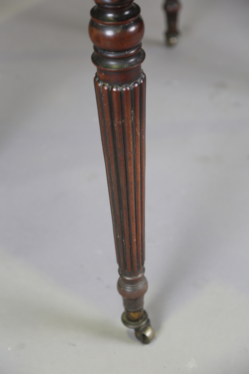 A William IV mahogany Pembroke table, in the manner of Gillows of Lancaster, fitted with opposing - Bild 4 aus 9