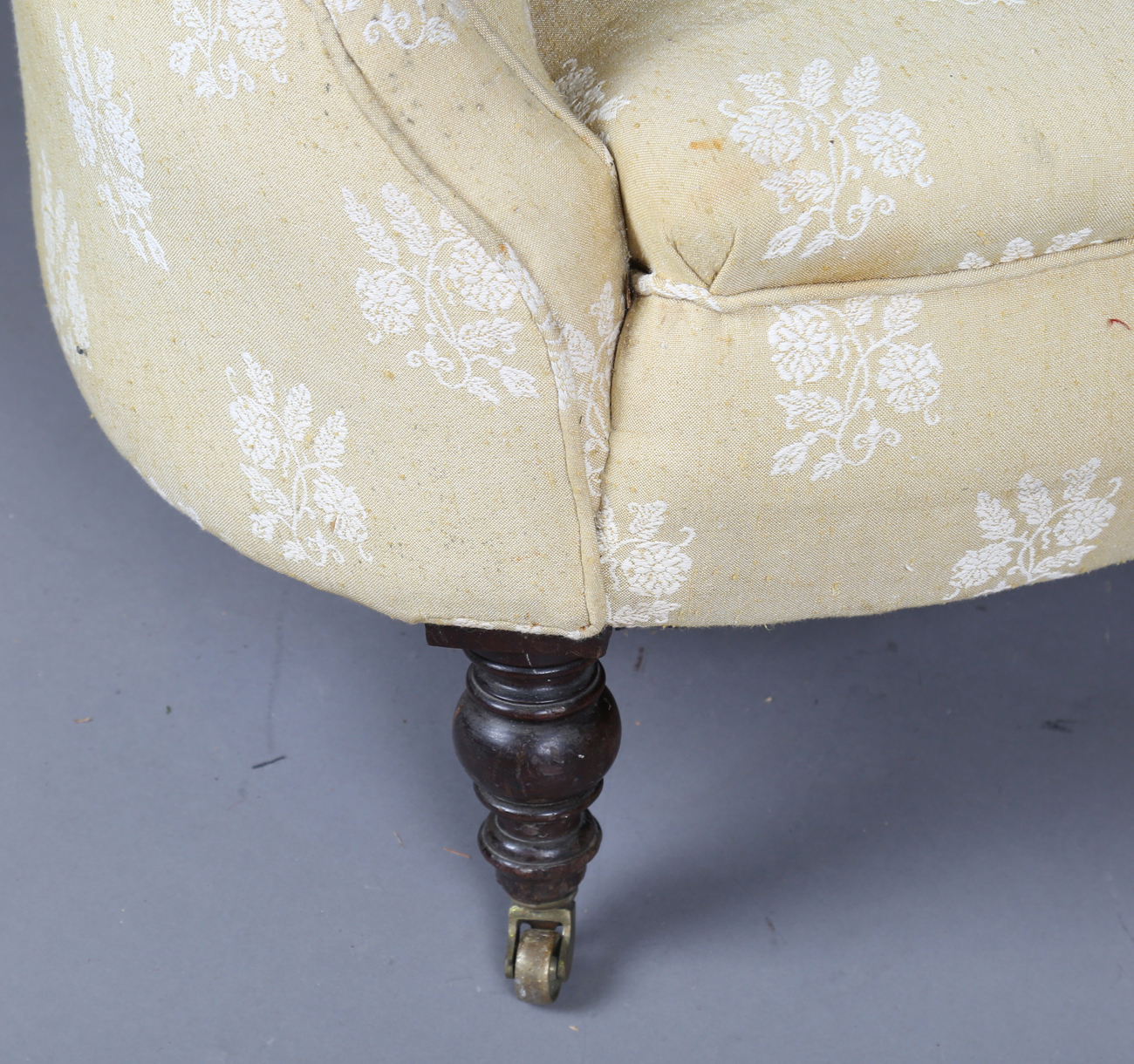 A late Victorian buttoned tub back settee, upholstered in patterned yellow fabric, on turned legs - Bild 2 aus 7