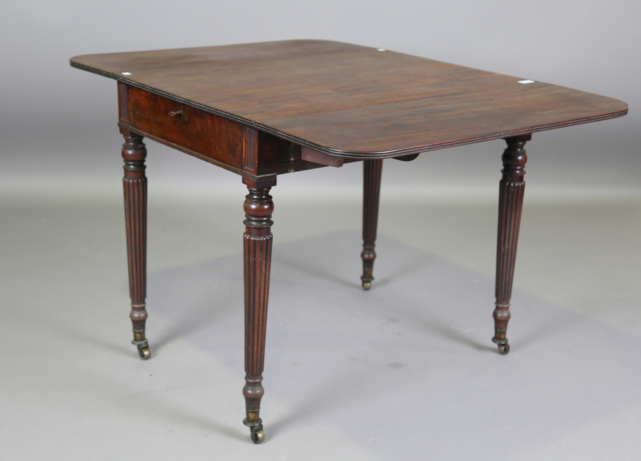 A William IV mahogany Pembroke table, in the manner of Gillows of Lancaster, fitted with opposing - Bild 8 aus 9