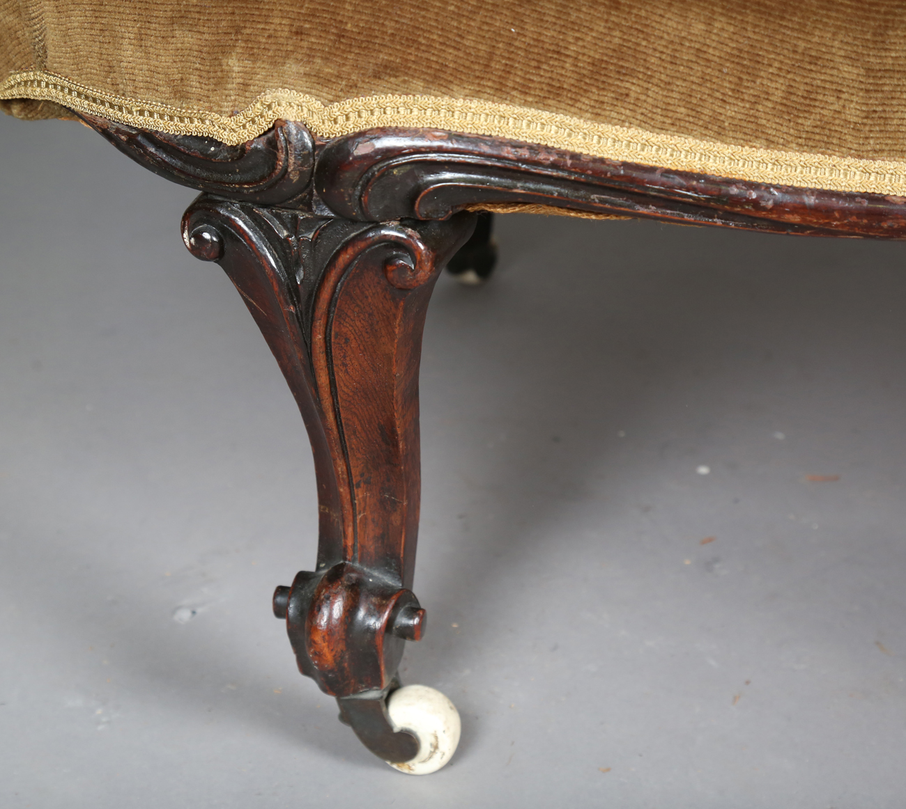 A mid-Victorian rosewood framed conversation settee, upholstered in green velour and raised on - Bild 2 aus 8