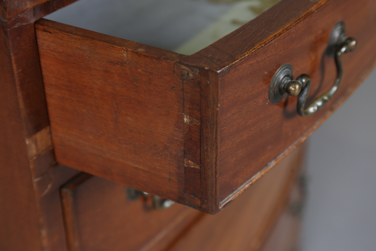 A 20th century George III style mahogany chest of four drawers, height 71cm, width 65cm, depth 44cm, - Bild 4 aus 15