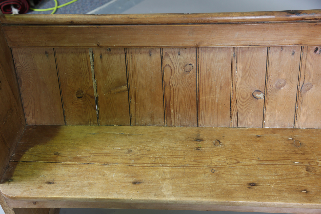 A 19th century pine pew with arched ends, height 89cm, width 186cm, depth 38cm.Buyer’s Premium 29.4% - Bild 11 aus 13