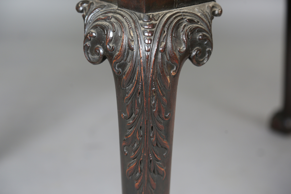 A George III Irish mahogany oval drop-flap dining table, the cabriole legs finely carved with - Bild 15 aus 20