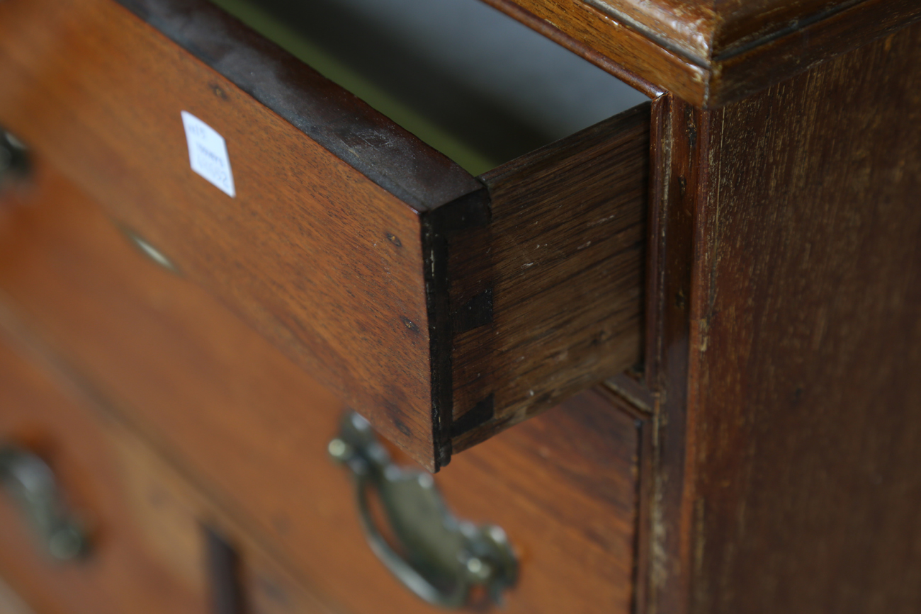 A 20th century George III style mahogany chest of four drawers, height 71cm, width 65cm, depth 44cm, - Bild 9 aus 15