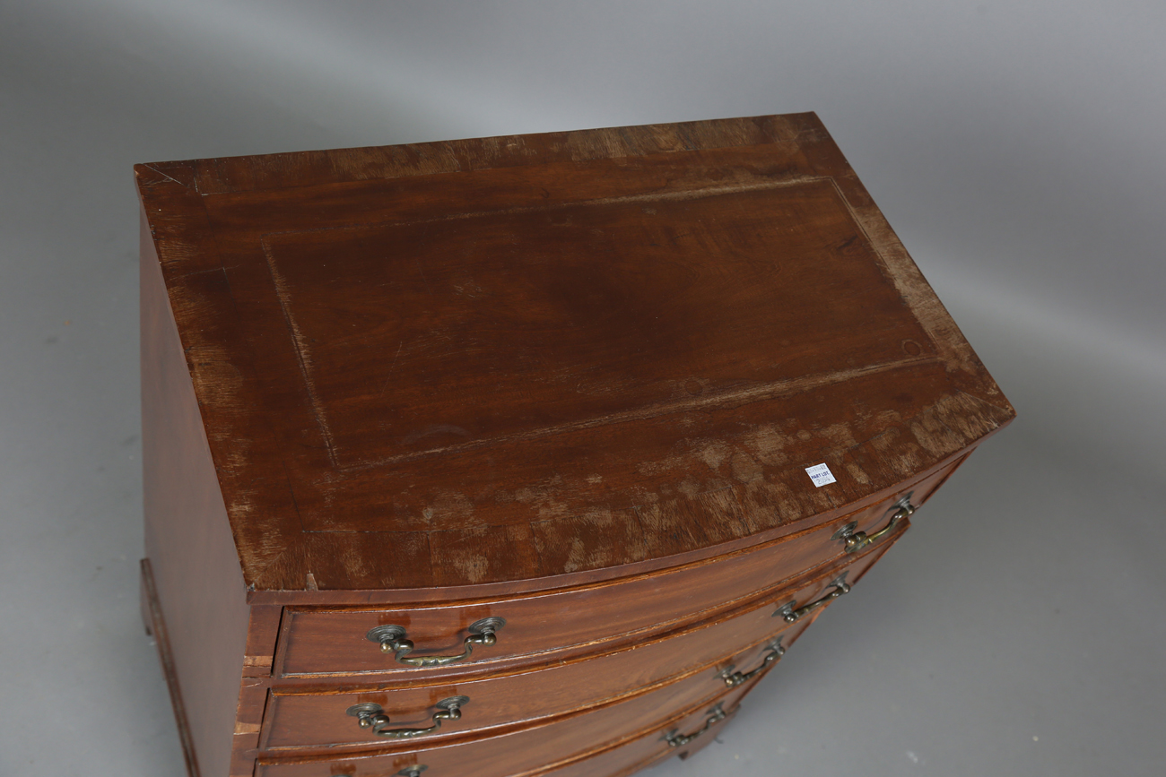 A 20th century George III style mahogany chest of four drawers, height 71cm, width 65cm, depth 44cm, - Bild 5 aus 15