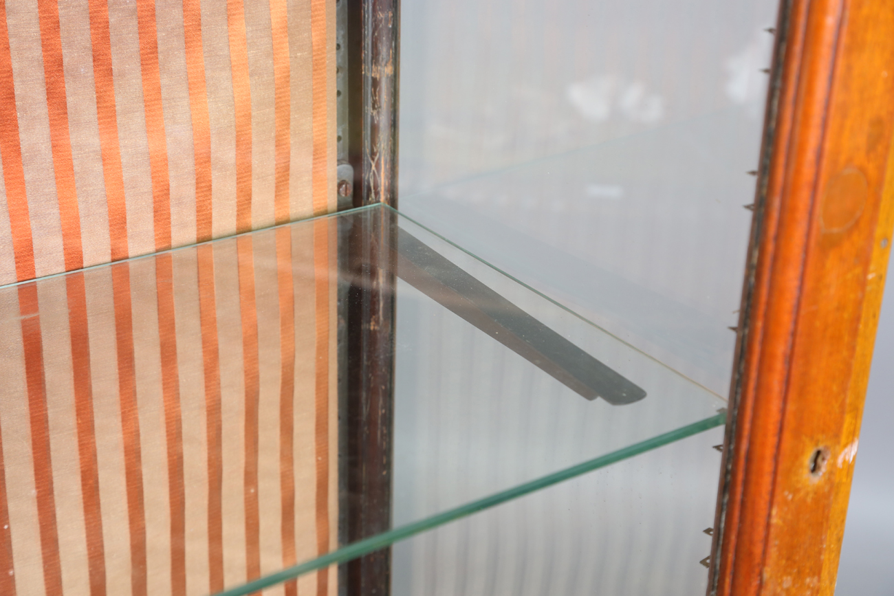 A late Victorian mahogany framed shop display cabinet, fitted with a single glazed door, height - Bild 4 aus 6