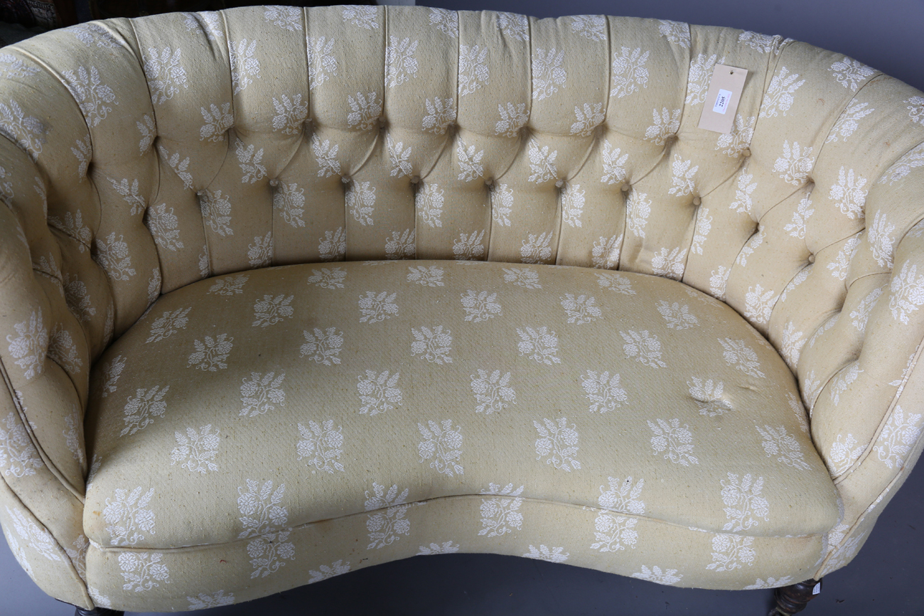 A late Victorian buttoned tub back settee, upholstered in patterned yellow fabric, on turned legs - Bild 3 aus 7