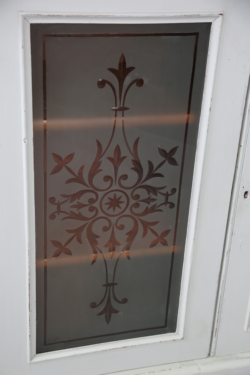 A late 19th century grey painted bookcase cabinet with carved foliate mouldings and frosted glass - Bild 10 aus 12