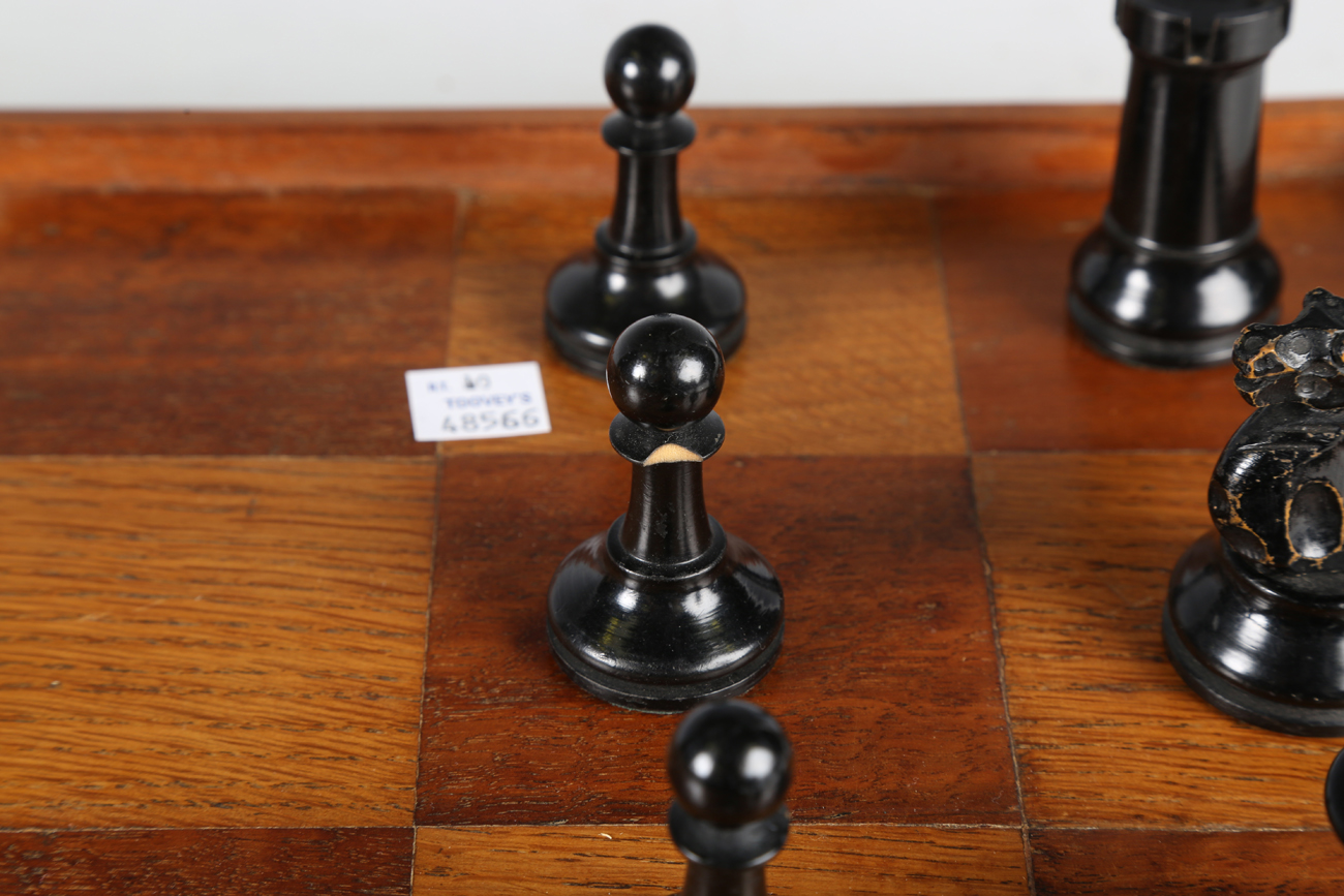 A late 19th/early 20th century boxwood and ebonized Staunton chess set, all with weighted bases, - Bild 2 aus 2