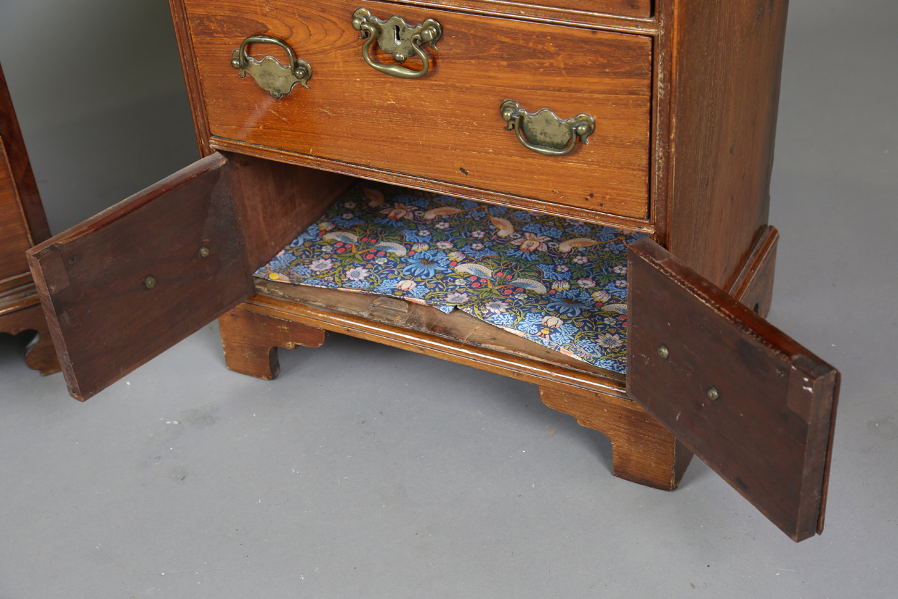 A 20th century George III style mahogany chest of four drawers, height 71cm, width 65cm, depth 44cm, - Bild 8 aus 15