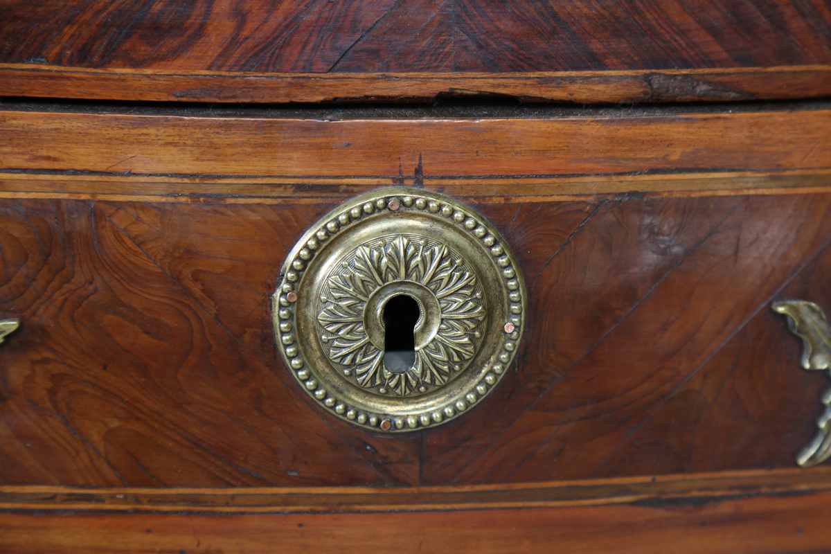 An early 18th century Italian yew and walnut three-drawer serpentine fronted commode with - Image 13 of 23