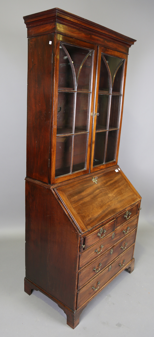 A George III mahogany bureau bookcase, the glazed top above a fall flap and an arrangement of oak- - Bild 4 aus 10