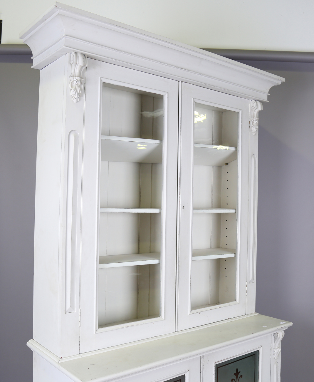 A late 19th century grey painted bookcase cabinet with carved foliate mouldings and frosted glass - Bild 12 aus 12