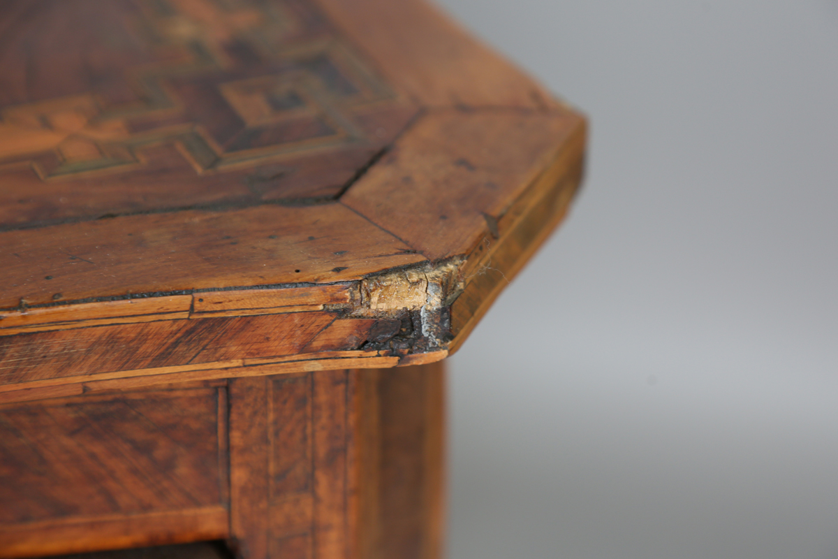 An early 18th century Italian yew and walnut three-drawer serpentine fronted commode with - Image 15 of 23