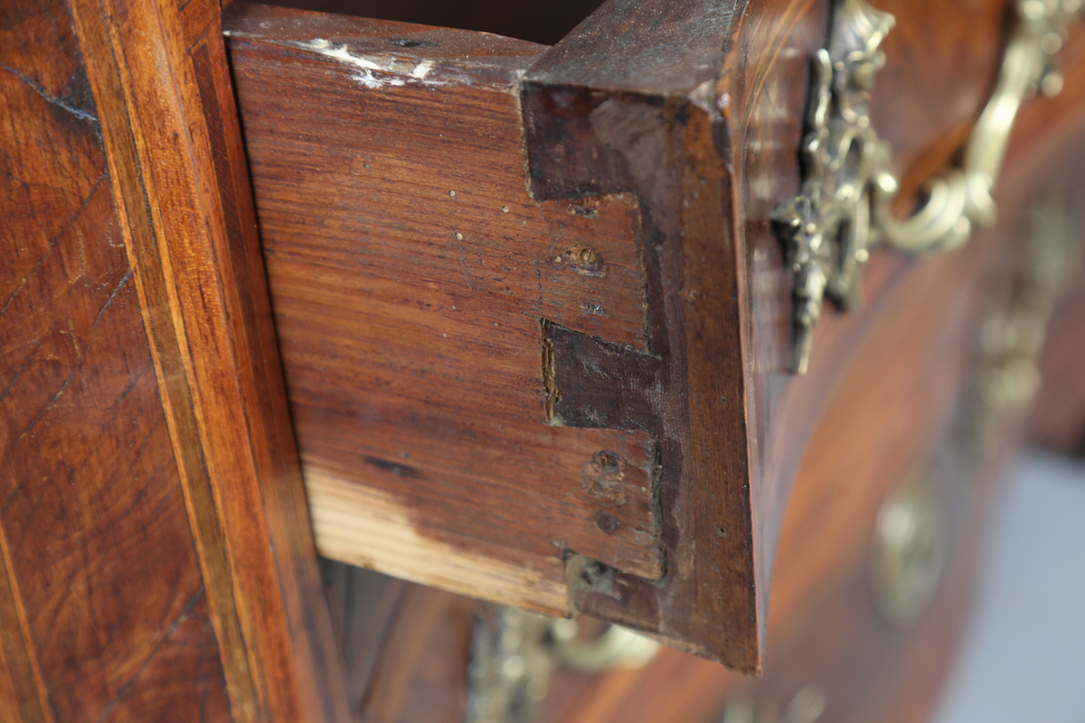 An early 18th century Italian yew and walnut three-drawer serpentine fronted commode with - Image 9 of 23