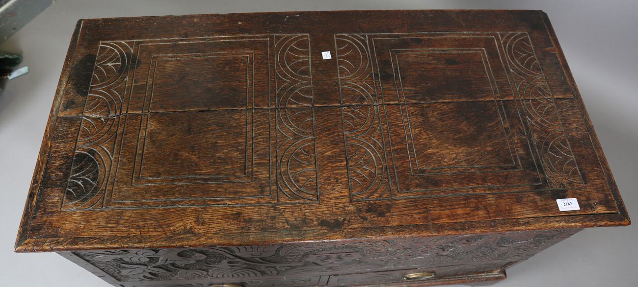 A 19th century oak mule chest, the hinged lid above a carved front, fitted with two drawers, - Bild 12 aus 12