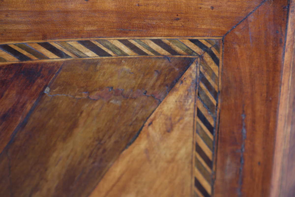 An early 18th century Italian yew and walnut three-drawer serpentine fronted commode with - Image 5 of 23