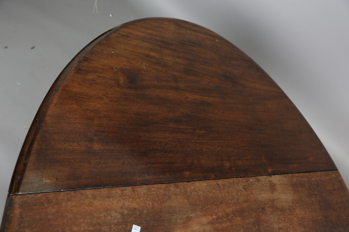 A George III Irish mahogany oval drop-flap dining table, the cabriole legs finely carved with - Bild 17 aus 20