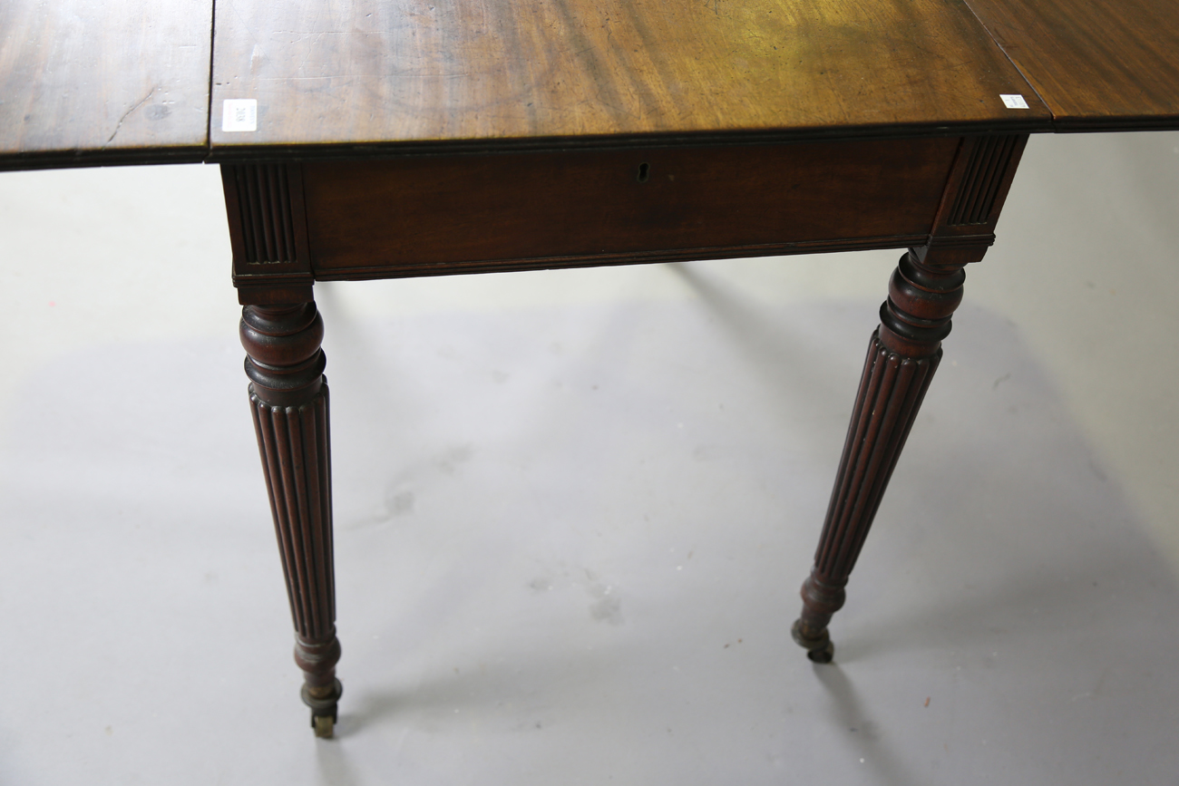 A William IV mahogany Pembroke table, in the manner of Gillows of Lancaster, fitted with opposing - Bild 2 aus 9