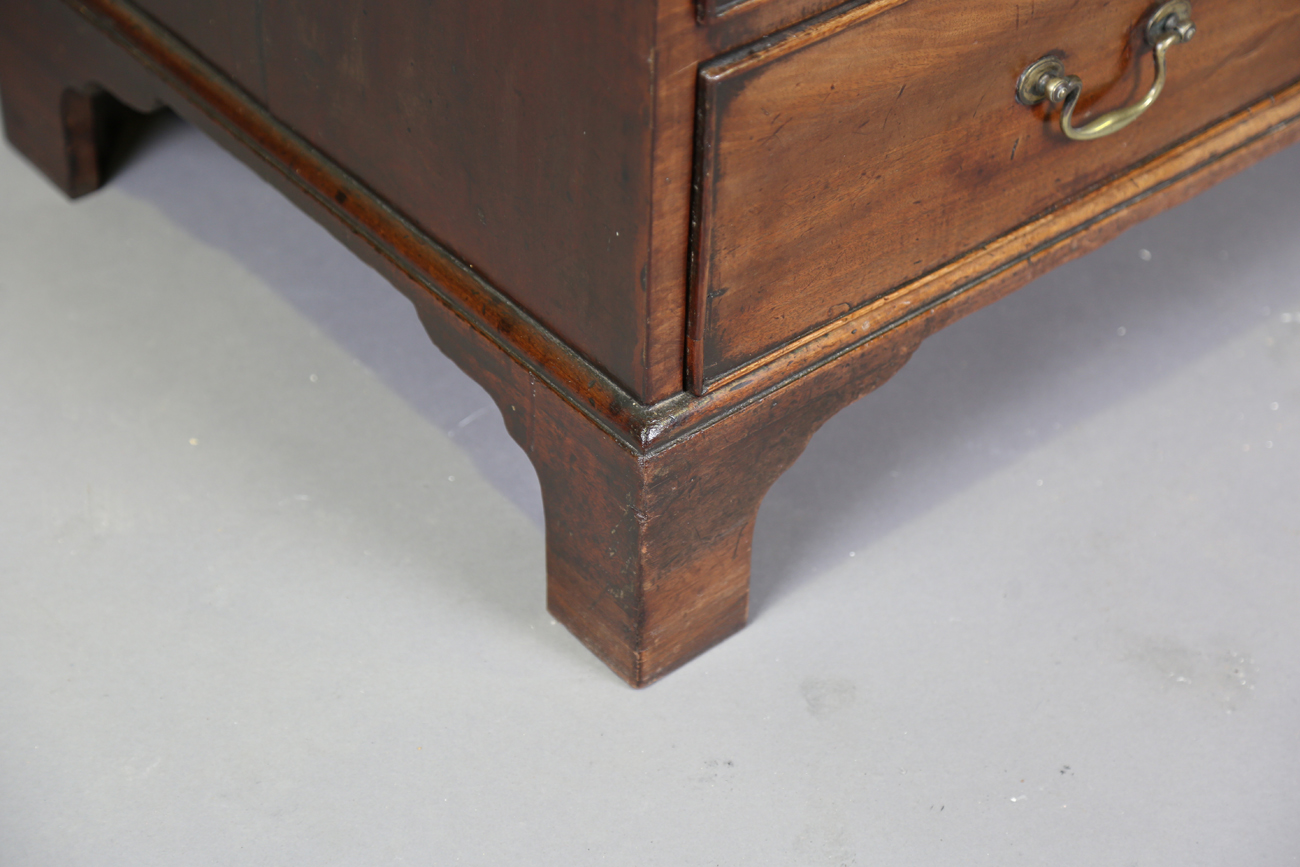 A George III mahogany bureau bookcase, the glazed top above a fall flap and an arrangement of oak- - Bild 5 aus 10