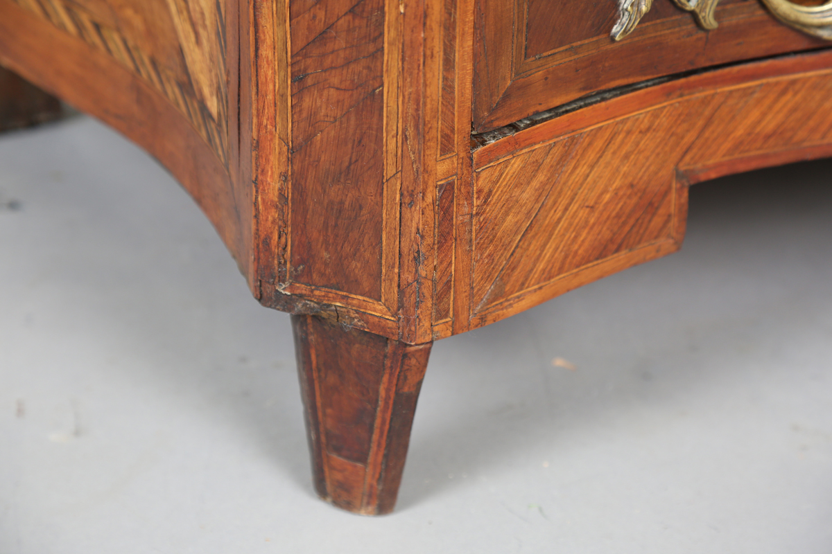 An early 18th century Italian yew and walnut three-drawer serpentine fronted commode with - Image 7 of 23