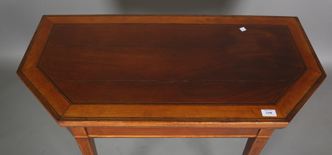 A George III mahogany fold-over card table with satinwood crossbanding, height 73cm, width 94cm, - Bild 6 aus 6