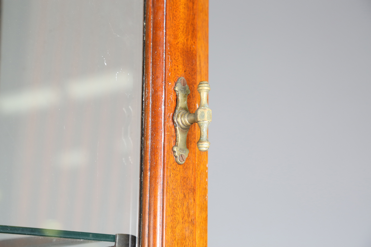 A late Victorian mahogany framed shop display cabinet, fitted with a single glazed door, height - Bild 5 aus 6