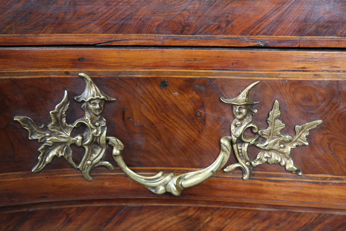 An early 18th century Italian yew and walnut three-drawer serpentine fronted commode with - Image 12 of 23