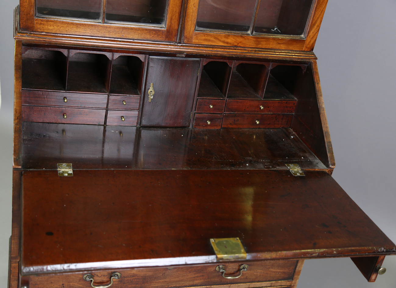 A George III mahogany bureau bookcase, the glazed top above a fall flap and an arrangement of oak- - Bild 7 aus 10