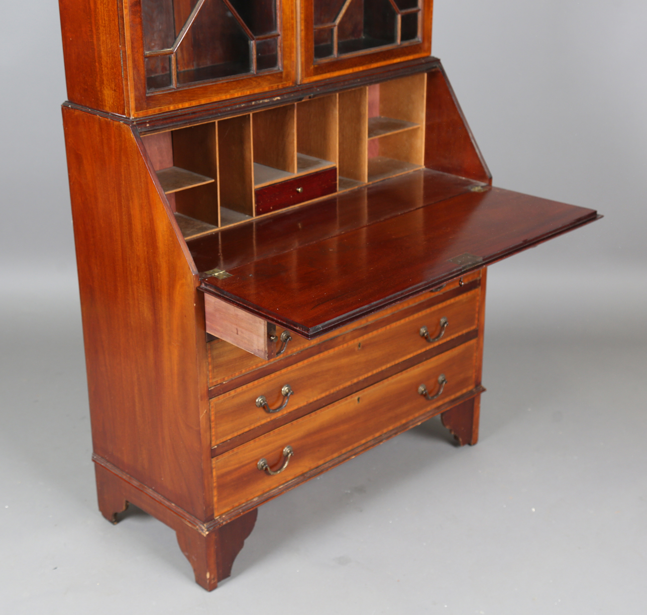 An Edwardian mahogany bureau bookcase, the fall flap inlaid with a conch shell, height 207cm, - Bild 7 aus 9